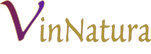 Logo de Vinnatura con una gran 'V' en color púrpura sobre el nombre 'Vinnatura' escrito en letras doradas cursivas. El diseño es simple y elegante, evocando un sentido de calidad y naturalidad en línea con su enfoque en vinos ecológicos.