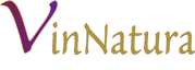 Logo de Vinnatura con una gran 'V' en color púrpura sobre el nombre 'Vinnatura' escrito en letras doradas cursivas. El diseño es simple y elegante, evocando un sentido de calidad y naturalidad en línea con su enfoque en vinos ecológicos.