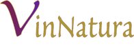 Logo de Vinnatura con una gran 'V' en color púrpura sobre el nombre 'Vinnatura' escrito en letras doradas cursivas. El diseño es simple y elegante, evocando un sentido de calidad y naturalidad en línea con su enfoque en vinos ecológicos.