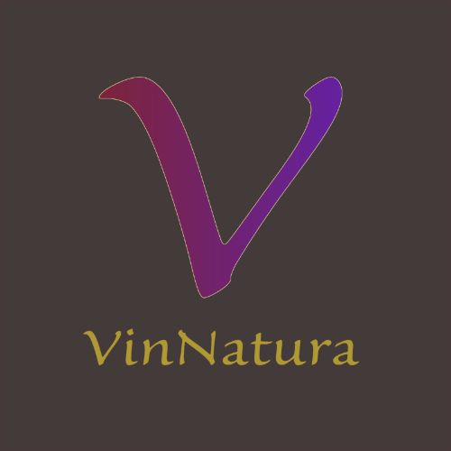 Logo de Vinnatura con una gran 'V' en color púrpura sobre el nombre 'Vinnatura' escrito en letras doradas cursivas. El diseño es simple y elegante, evocando un sentido de calidad y naturalidad en línea con su enfoque en vinos ecológicos.