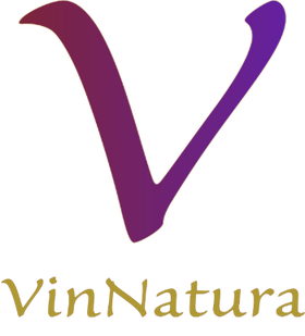 Logo de Vinnatura con una gran 'V' en color púrpura sobre el nombre 'Vinnatura' escrito en letras doradas cursivas. El diseño es simple y elegante, evocando un sentido de calidad y naturalidad en línea con su enfoque en vinos ecológicos.
