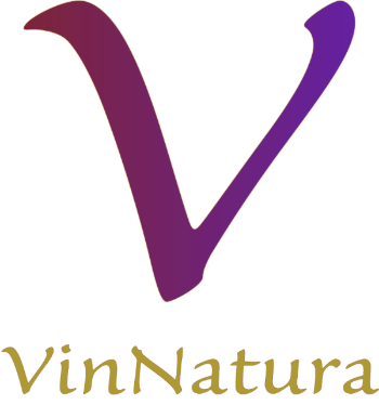 Logo de Vinnatura con una gran 'V' en color púrpura sobre el nombre 'Vinnatura' escrito en letras doradas cursivas. El diseño es simple y elegante, evocando un sentido de calidad y naturalidad en línea con su enfoque en vinos ecológicos.