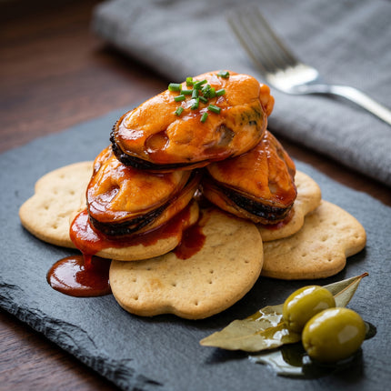 Mejillones en escabeche sobre mariñeiras con aceitunas para aperitivo gourmet gallego