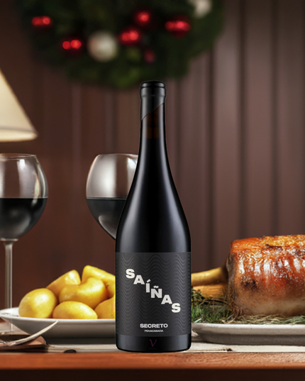 Vino ecológico Secreto 2021 de Mencía, sobre una mesa de madera con unas copas y un pavo asado, con unos adornos navideños.