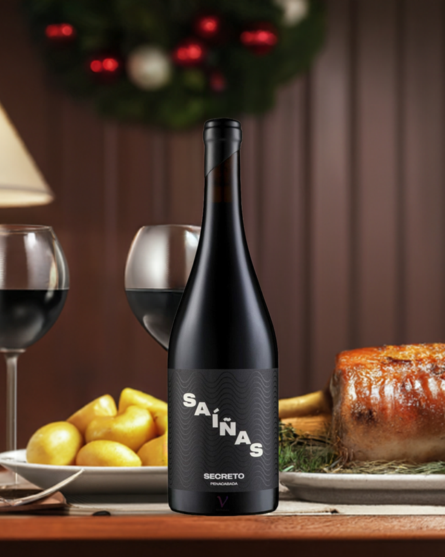 Vino ecológico Secreto 2021 de Mencía, sobre una mesa de madera con unas copas y un pavo asado, con unos adornos navideños.