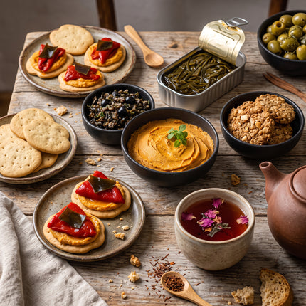 Productos servidos de la caja de regalo vegana Terra de VinNatura, con canapes de hummus con Calabizo y pimientos.