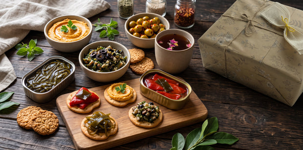 Productos servidos de la caja de regalo vegana Terra de VinNatura sobre una mesa de madera.