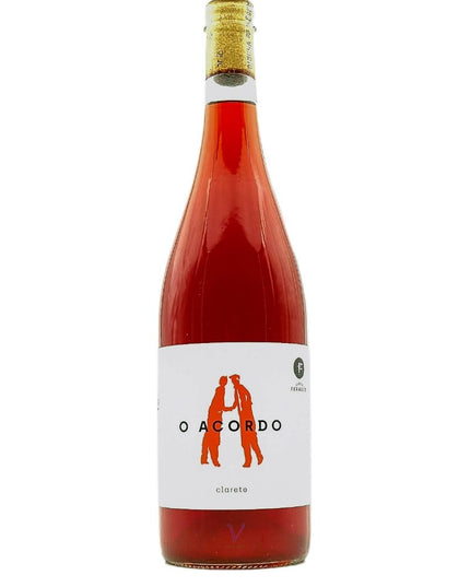 Botella de vino natural rosado, O Acordo sobre un fondo blanco.