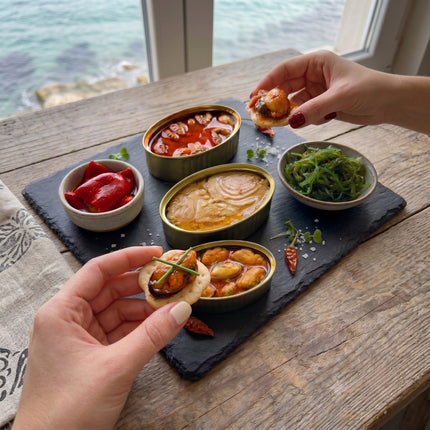 Pack Xeito de VinNatura servido como aperitivo con conservas gourmet, algas y pimientos del piquillo