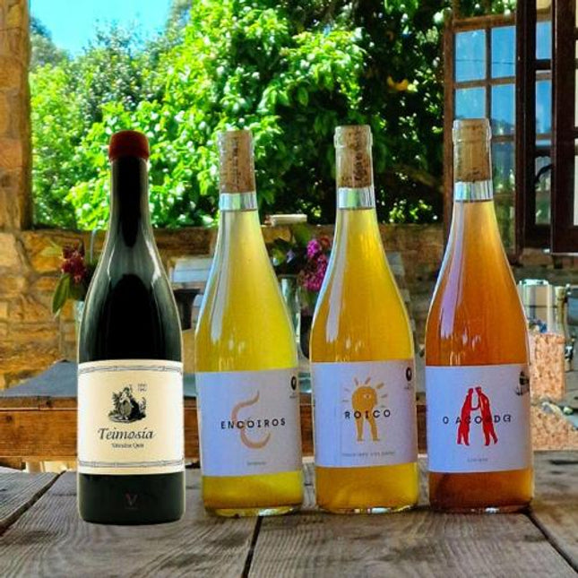 Pack de 3 vinos naturales Gallegos, 2 blancos y un rosado, y uno orgánico tinto. Sobre una mesa en el viñedo de Adega do Vimbio.
