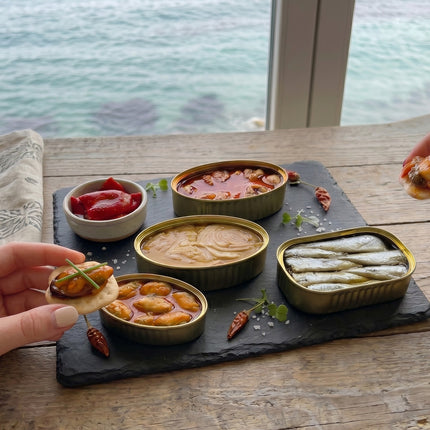 Pack Rías con conservas gourmet de Galicia, mejillones, zamburiñas, bonito, sardinillas y mariñeiras servidas junto al mar