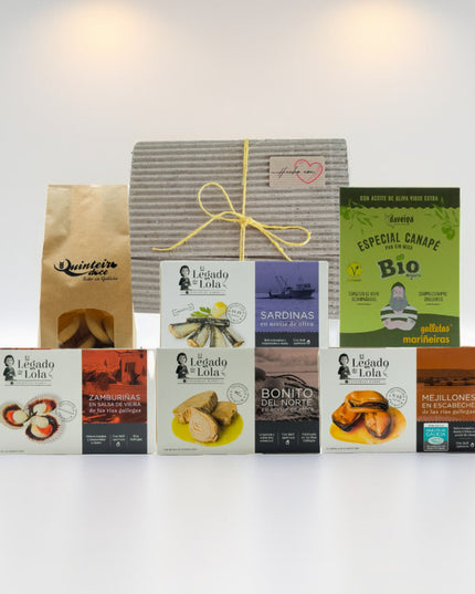 Pack gourmet con conservas artesanales de Galicia, pan crujiente y galletas de mantequilla de obrador. Ideal para regalar, regalo de empresa o disfrutar en buena compañía.