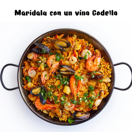 Una paella de marisco en una paellera, y un texto para maridarla con un vino Godello