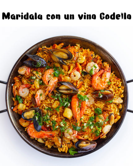 Una paella de marisco en una paellera, y un texto para maridarla con un vino Godello