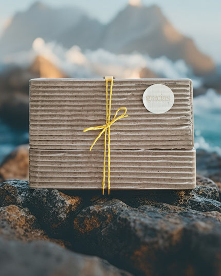 Un pack de regalo con el mar al fondo