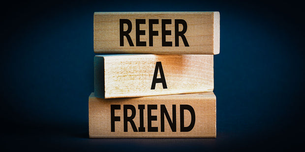 3 Fichas de madera con la palabra refer a friend