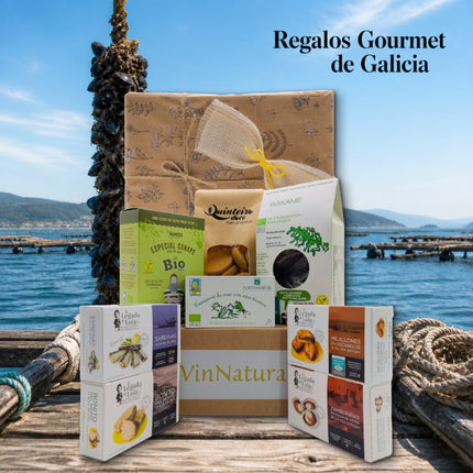 Regalo gourmet gallego Sabor a Mar con conservas artesanales, algas de Galicia, dulces y aperitivos sobre fondo marinero