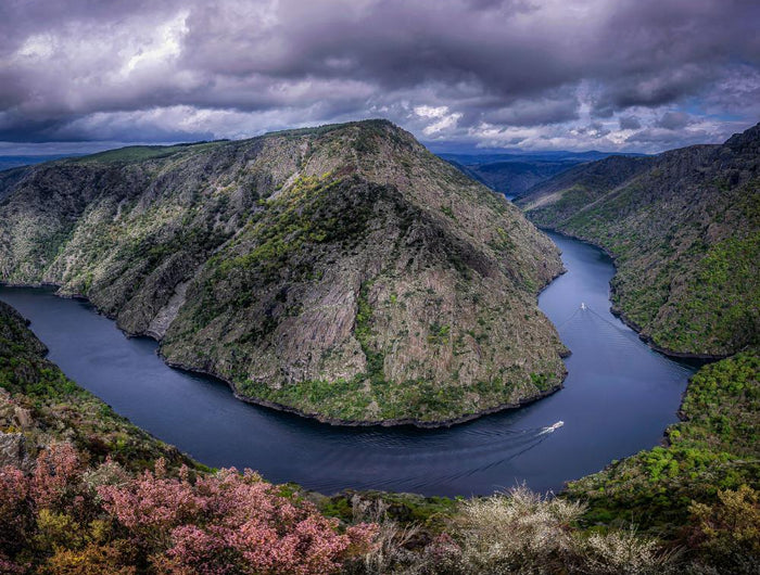 Rio Miño en la Ribeira Sacra con colores Otoñales en O Cabo do Mundo en Galicia