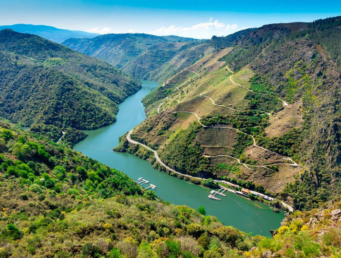 Panorámica del Rio Sil, que discurre entre los cañones que forman las montañas a cada lado. En el rio hay un embarcadero.