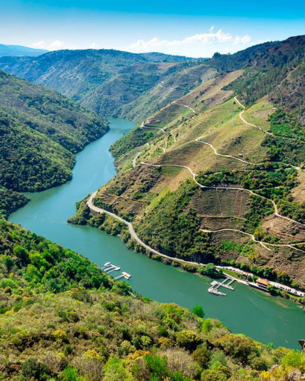 Panorámica del Rio Sil, que discurre entre los cañones que forman las montañas a cada lado. En el rio hay un embarcadero.