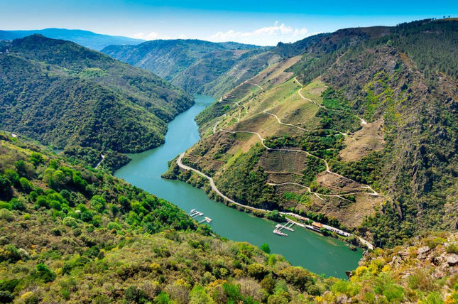 Panorámica del Rio Sil, que discurre entre los cañones que forman las montañas a cada lado. En el rio hay un embarcadero.