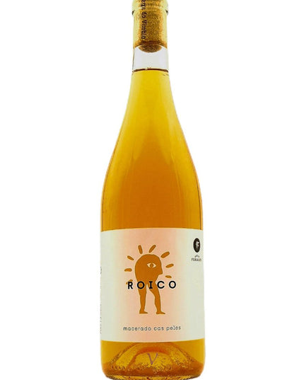 Botella de vino natural de albariño macerado con pieles, Roico sobre un fondo blanco.