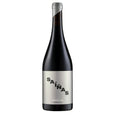 Botella de vino orgánico de Mencía ,Saiñas Secular sobre un fondo blanco.