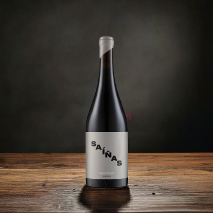 Vino Gallego de Mencía Sinuoso 2021, sobre una mesa de madera y un degradado oscuro al fondo.