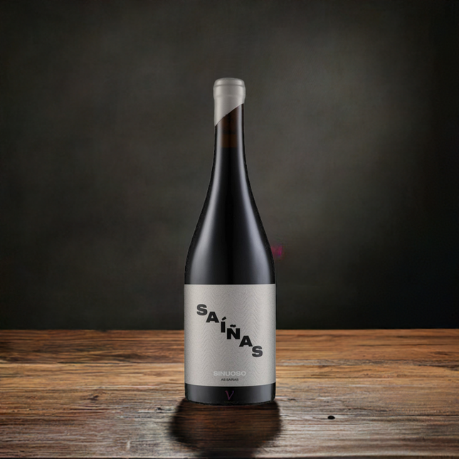 Vino Gallego de Mencía Sinuoso 2021, sobre una mesa de madera y un degradado oscuro al fondo.