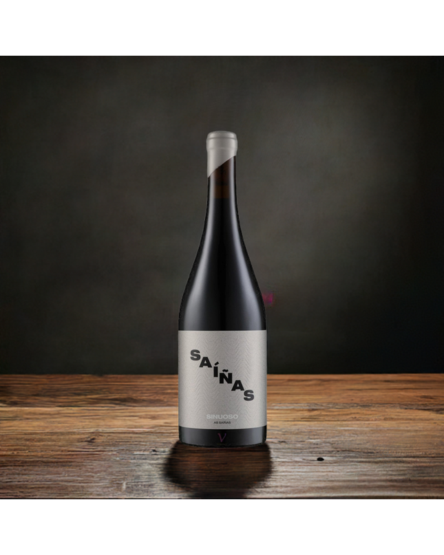 Vino Gallego de Mencía Sinuoso 2021, sobre una mesa de madera y un degradado oscuro al fondo.