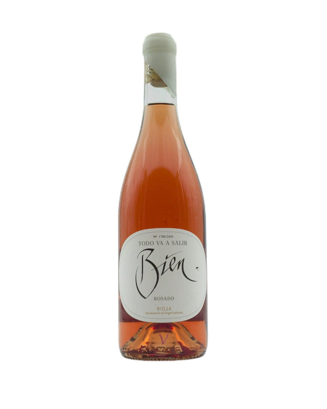 Botella de vino rosado de baja intervención, Todo va a Salir Bien sobre un fondo blanco.
