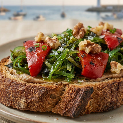 Tosta vegana con ensalada de algas, pimientos del piquillo y nueces