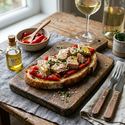 Tostada gourmet de bonito del norte con pimientos del piquillo, AOVE y vino blanco