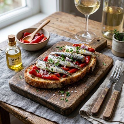 Aperitivo con sardinillas en conserva, pimientos y AOVE sobre tostada, producto gourmet de Galicia
