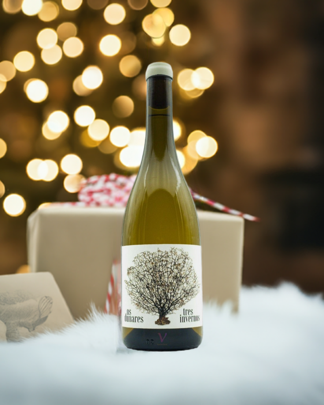 Albariño Tres Invernos sobre un mantel de pelos blanco con unas luces de navidad y unos regalos