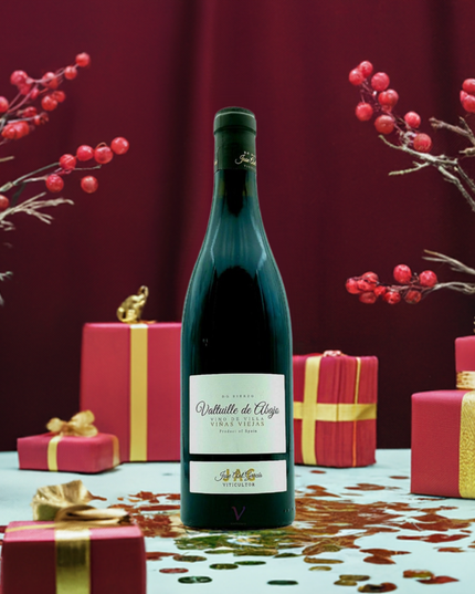 Mencia Premium Valtuille de El Bierzo sobre una mesa con un mantel blanco y regalos de Navidad