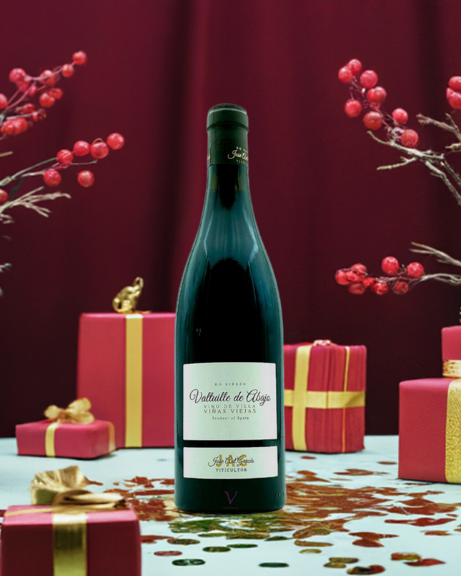 Mencia Premium Valtuille de El Bierzo sobre una mesa con un mantel blanco y regalos de Navidad