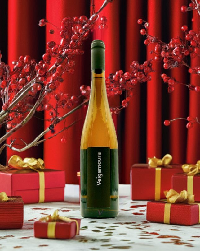 Albariño ecológico Veigamoura sobre una mesa con un mantel blanco y regalos de Navidad