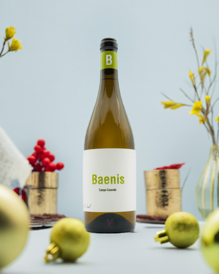 Vino albariño ecológico Baenis en un ambiente navideño, fondo generado con Google Studio