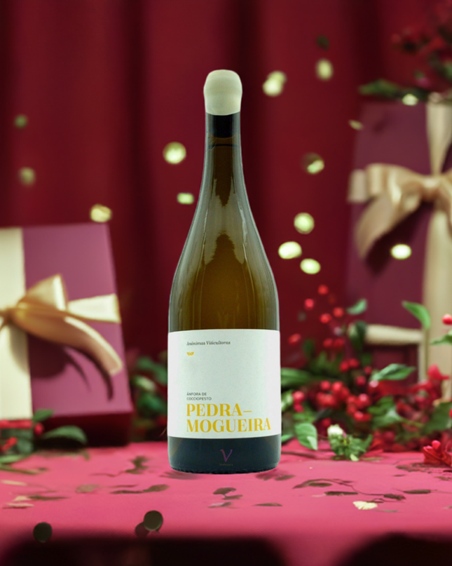 Albariño Premium Pedramogueiras sobre una mesa con mantel rojo y decoraciones de navidad.