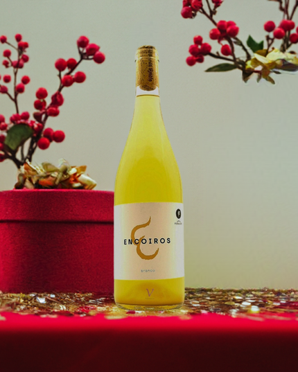 Vino Albariño natural encoiros sobre una mesa decorada con un ambiente Navideño.