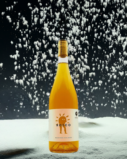 Vino naranja natural de albariño Roico, sobre la nieve y nevando, fondo generado con Google Studio