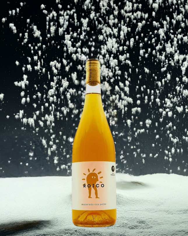 Vino naranja natural de albariño Roico, sobre la nieve y nevando, fondo generado con Google Studio