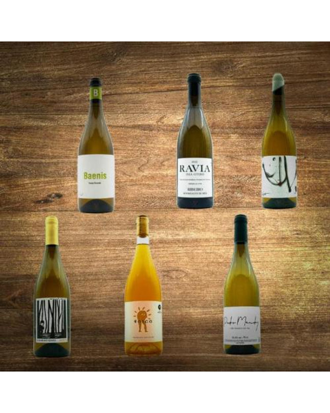 Pack de 6 vinos blancos ecológicos de Galicia, sobre un fondo de roble Gallego.