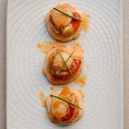 Zamburiñas sobre mariñeiras con salsa de vieira y cebollino para aperitivo gourmet gallego