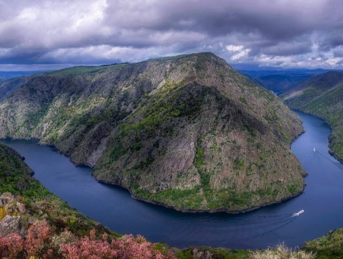 Panorámica de El Cabo do Mundo desde el mirador en La Ribeira Sacra, con el rio Miño y algunas embarcaciones.