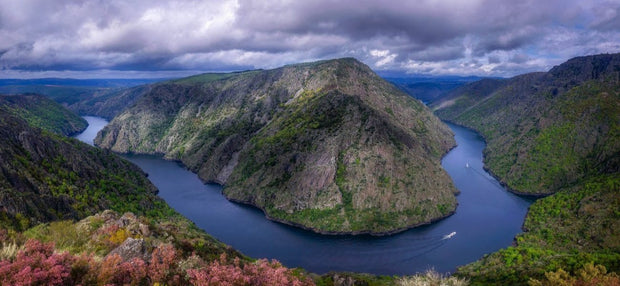 Panorámica de El Cabo do Mundo desde el mirador en La Ribeira Sacra, con el rio Miño y algunas embarcaciones.