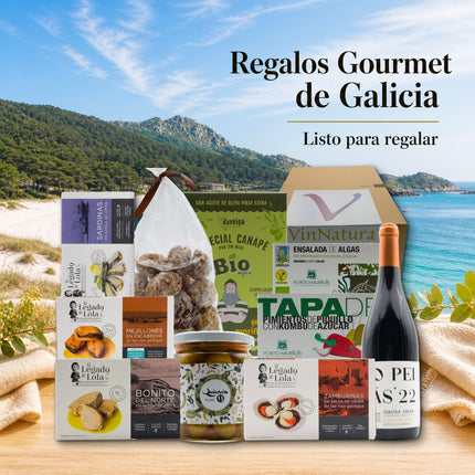 Caja gourmet Rodas de VinNatura con conservas de Galicia, algas, dulces artesanales, aperitivos y vino Mencía sobre fondo costero