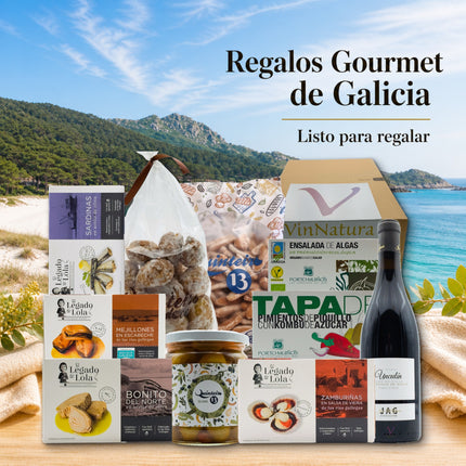 Caja gourmet Rodas de VinNatura con conservas de Galicia, algas, dulces artesanales, aperitivos y vino Mencía sobre fondo costero