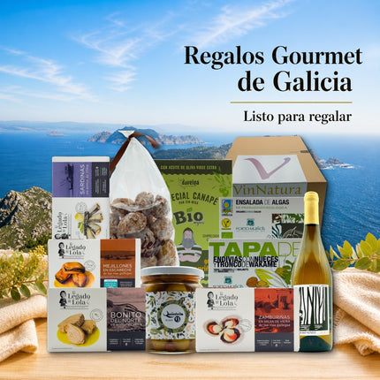 Caja gourmet Cíes de VinNatura con conservas de Galicia, algas, dulces artesanales, aperitivos y vino Godello sobre fondo costero